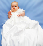Niemowlę w białej jedwabnej, bardzo długiej sukience do 
chrztu